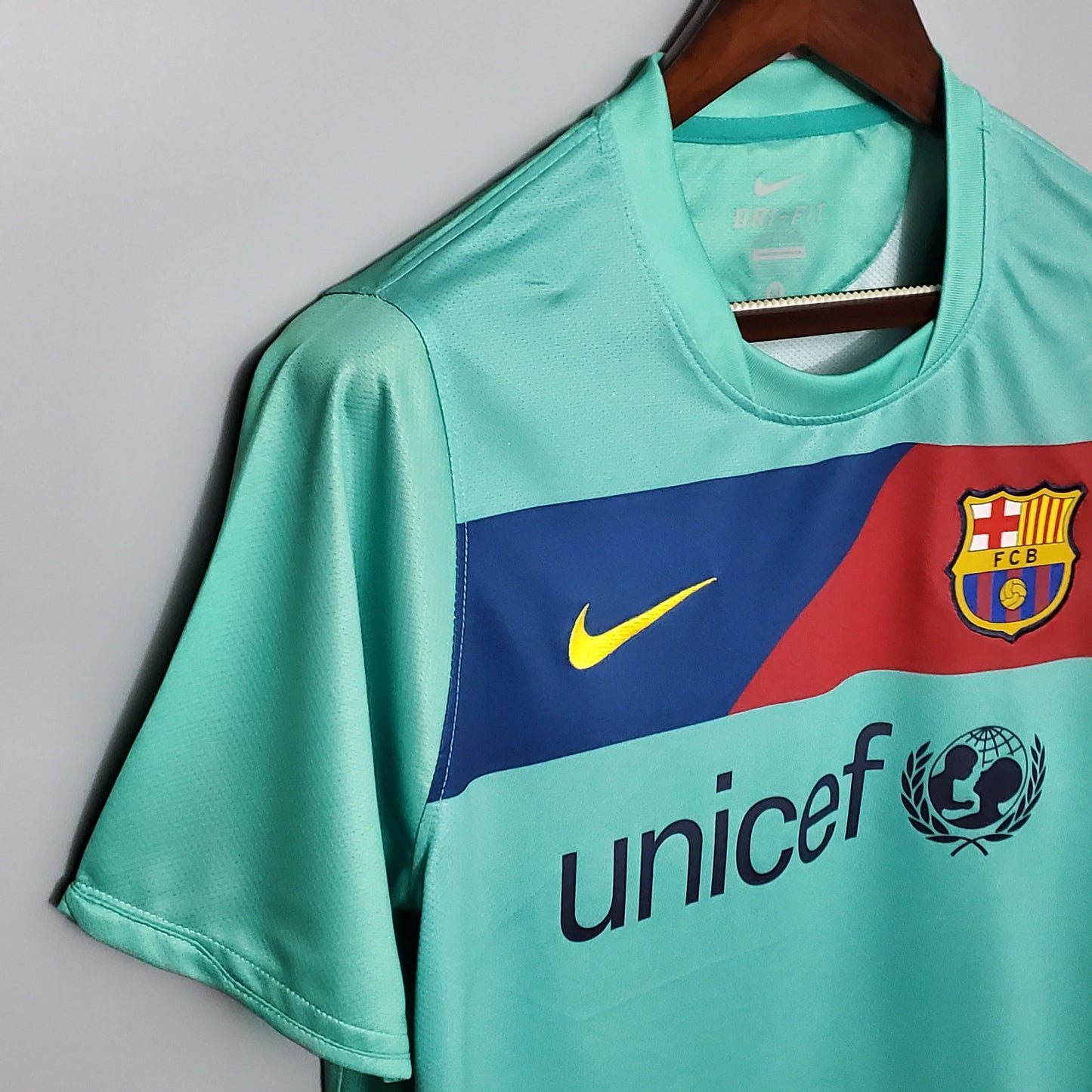 Barcelona 10/11 Away Kit