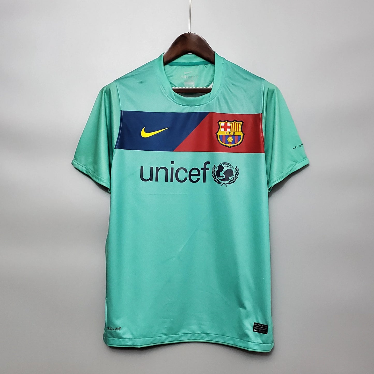 Barcelona 10/11 Away Kit